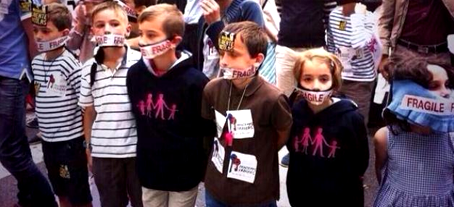 manifestation contre le mariage homo avec des enfants bâillonnés.png