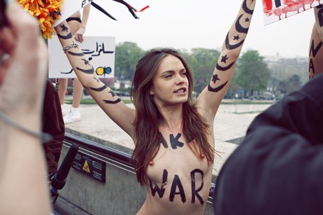 Femen_à_Paris_2012.jpg